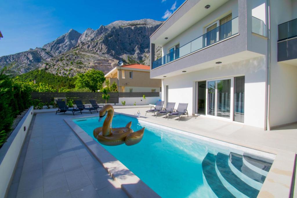 a house with a swimming pool with a mountain at Villa Cipa in Bast