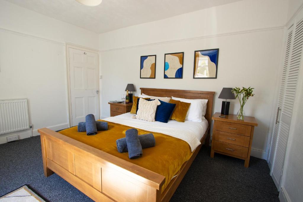 een slaapkamer met een groot bed met blauwe kussens bij Central Georgian Plymouth 2 BR Apartment - Private Parking - By Habita Property in Plymouth