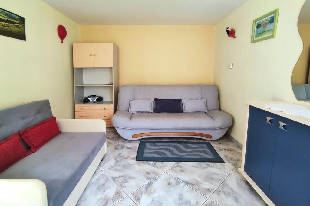 salon z kanapą i stołem w obiekcie Domek u Janiny w mieście Czaplinek