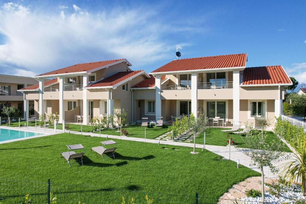 a villa with a yard and a swimming pool at Villa Meri Star in Manerba del Garda