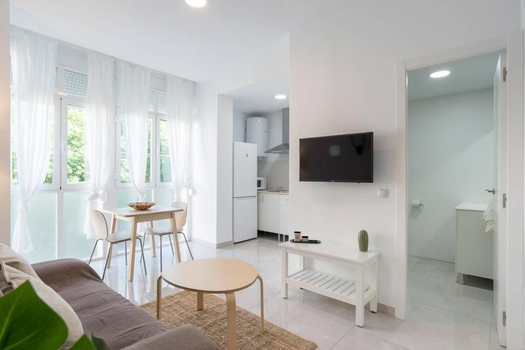 Televízia a/alebo spoločenská miestnosť v ubytovaní TGH/ Victoria Green Center 1A