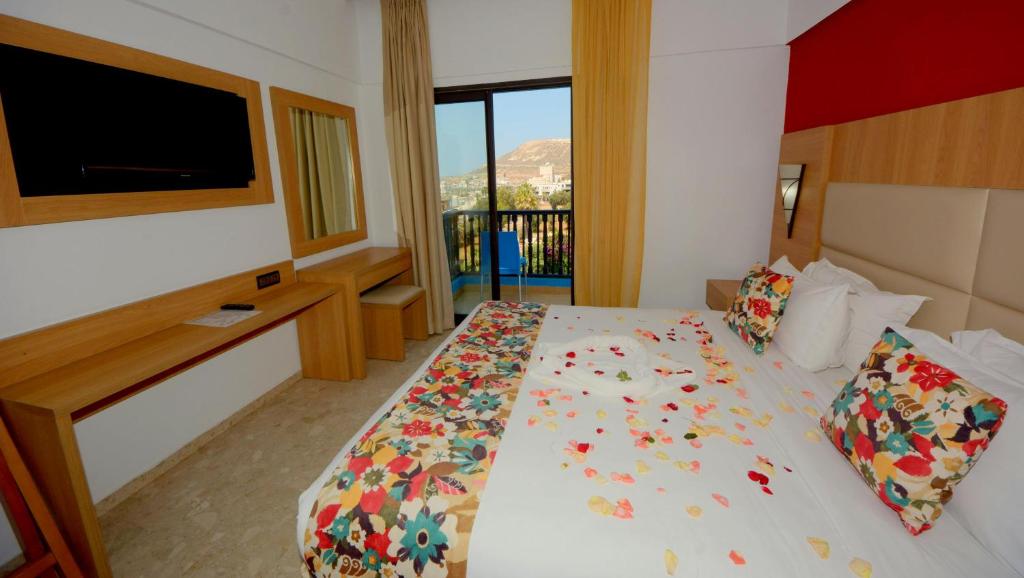 Postel nebo postele na pokoji v ubytování Oasis Hotel & Spa