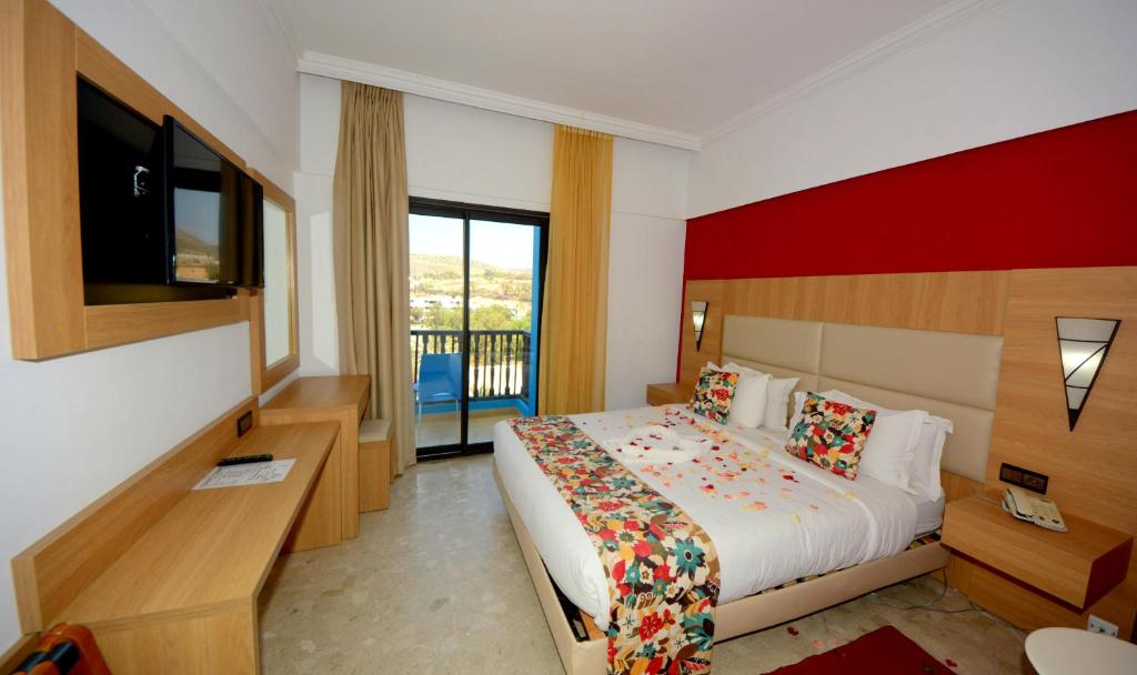 Postel nebo postele na pokoji v ubytování Oasis Hotel & Spa