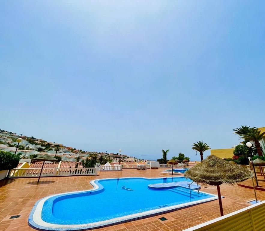 Bazén v ubytování Apartments Las Brisas Costa Adeje nebo v jeho okolí