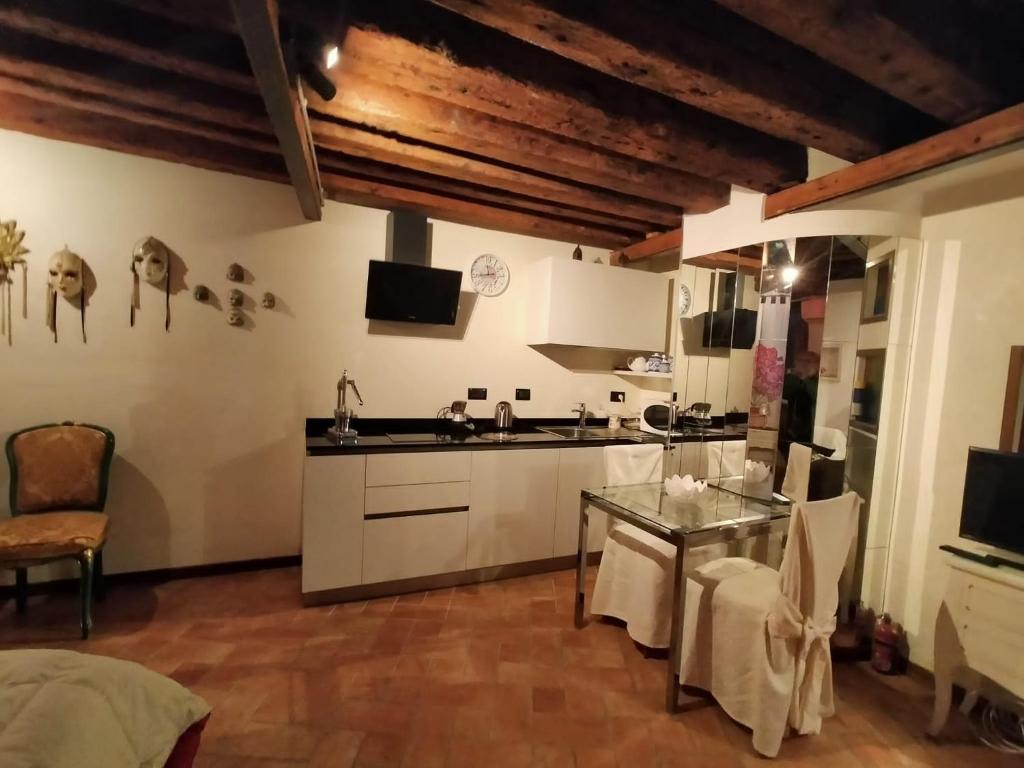Kuchnia lub aneks kuchenny w obiekcie Suite Ai Leoni