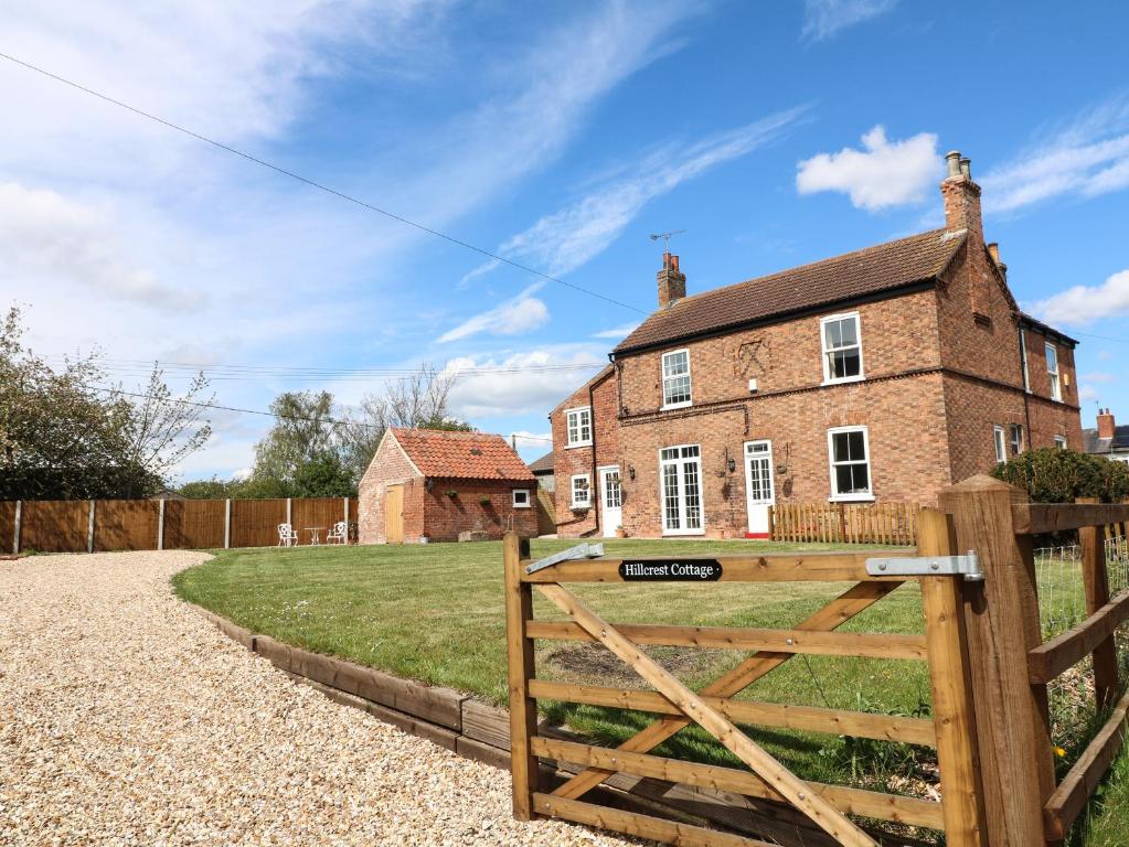 une maison ancienne avec une porte en bois devant elle dans l'établissement Hillcrest, à Retford