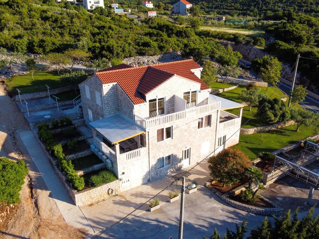 une vue aérienne sur une maison blanche avec un toit orange dans l'établissement Apartments Mi&Ni, à Cavtat