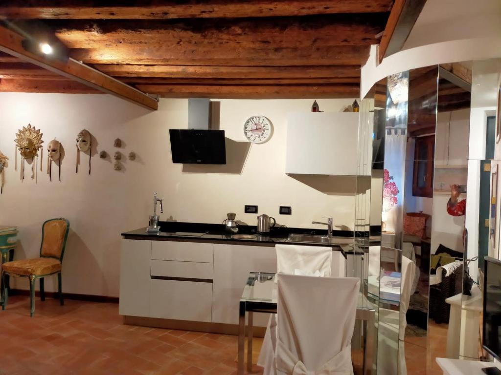 Kuchnia lub aneks kuchenny w obiekcie Suite Ai Leoni