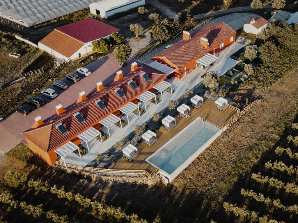 Cette chambre offre une vue sur une maison dotée d'une piscine. dans l'établissement Casinhas de Santo António, à Alter do Chão