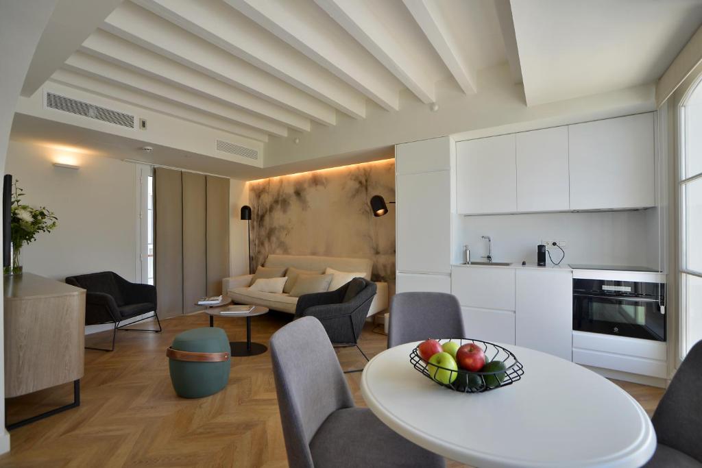 Kuchyň nebo kuchyňský kout v ubytování Plaza Mina Suites - Adults Recommended by Luxury Suites Cadiz