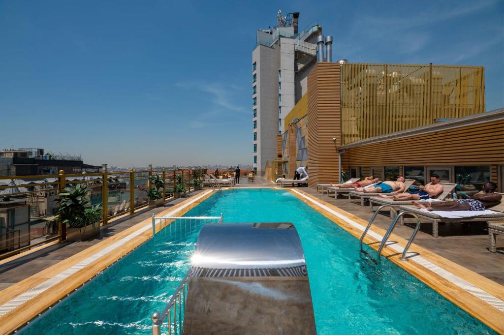 Bazén v ubytování Ramada By Wyndham Istanbul Pera Taksim nebo v jeho okolí