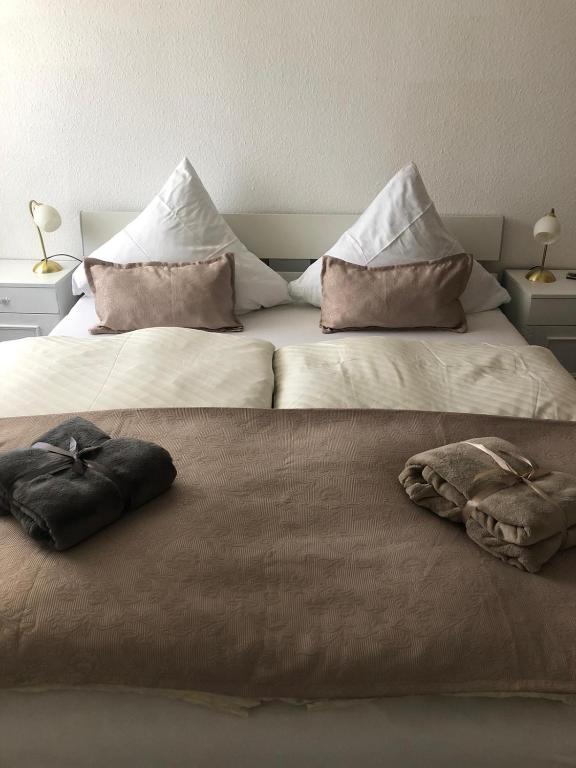于伯林根的住宿－Waldkristall，两张带枕头的床铺,彼此相邻