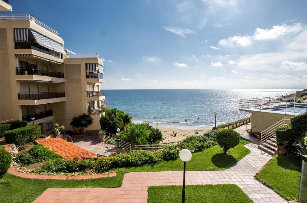 - une vue sur la plage depuis le balcon d'un bâtiment dans l'établissement CALA LLENGUADETS ***MAXTIME***, à Salou