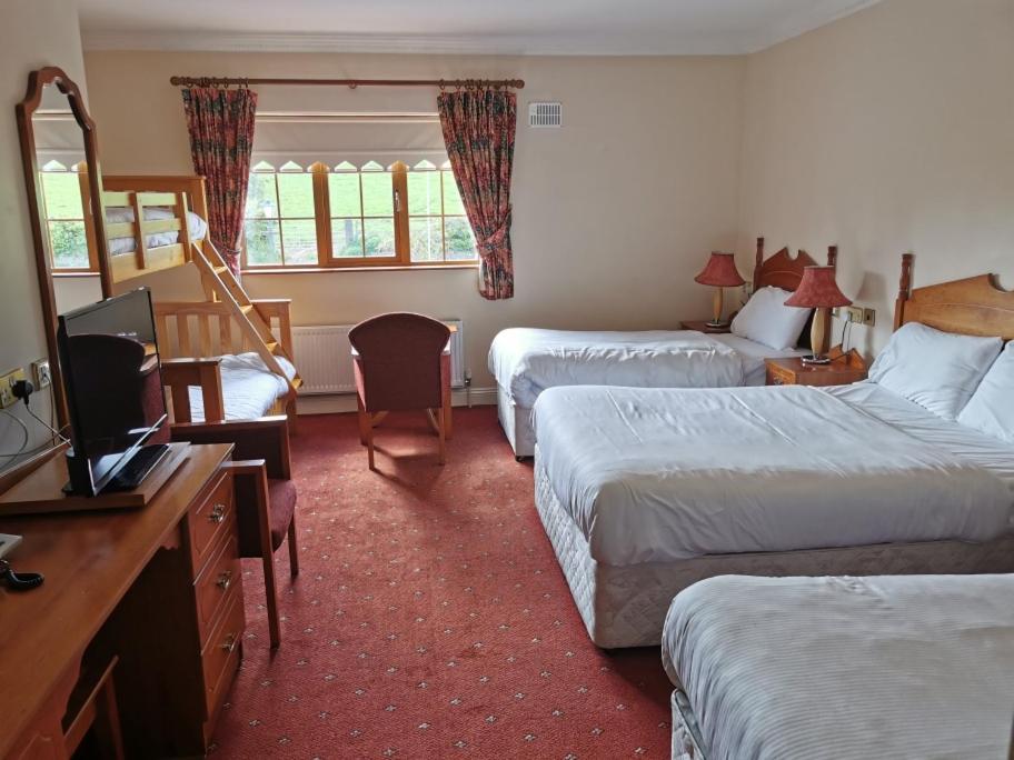 Postel nebo postele na pokoji v ubytování Rhu Glenn Hotel