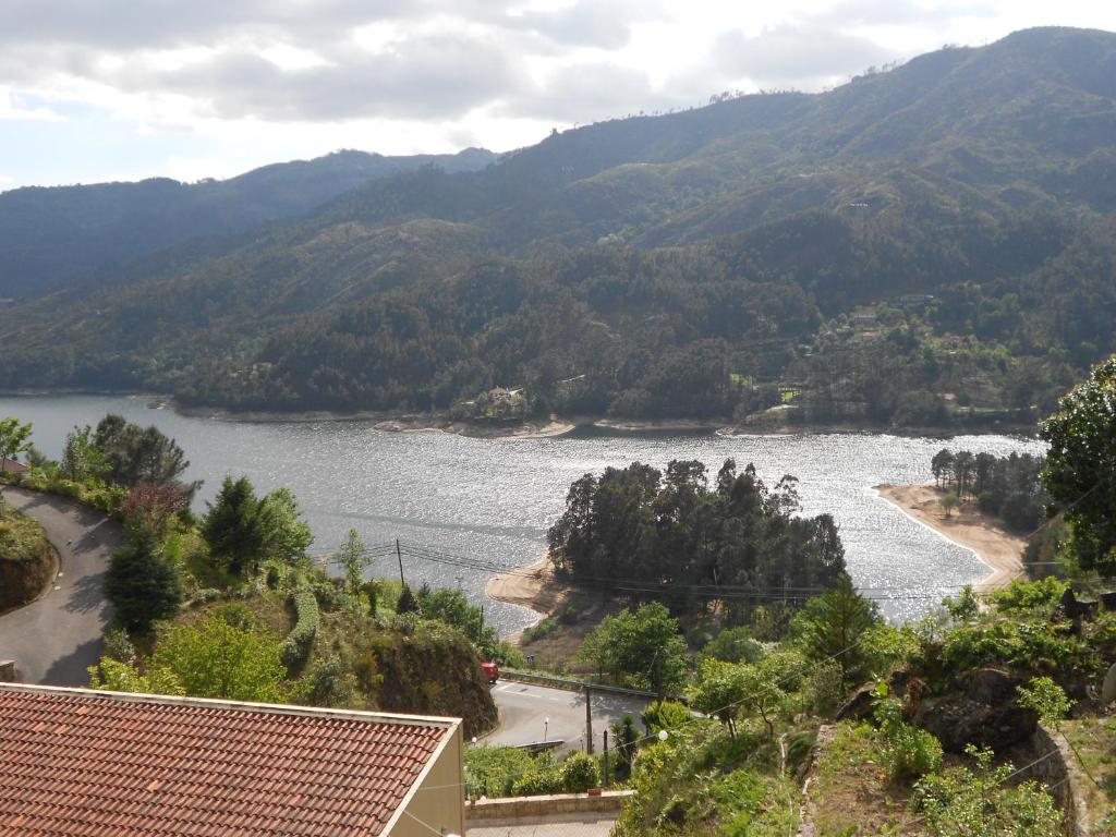 vistas a un río con montañas en el fondo en Vale de Azereiros Apartamentos en Geres