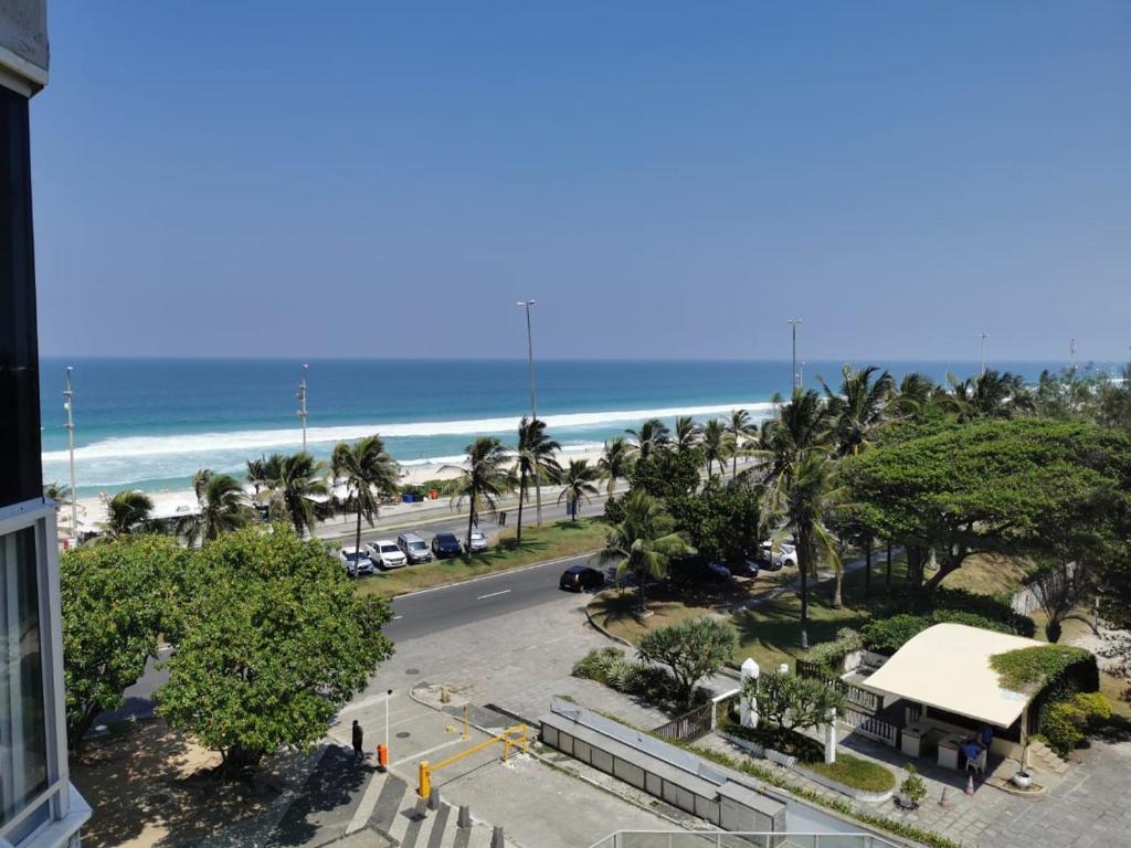 Hotel Apartamento frente mar, Posto 5 - Barra da Tijuca, a view of the beach and the ocean from a building at Apartamento frente mar, Posto 5 - Barra da Tijuca in Rio de Janeiro