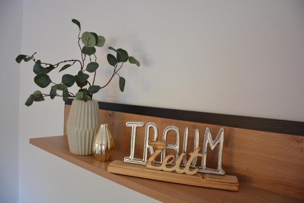 a shelf with a vase and a sign that says pain at Ferienwohnung Traumzeit in Cochem