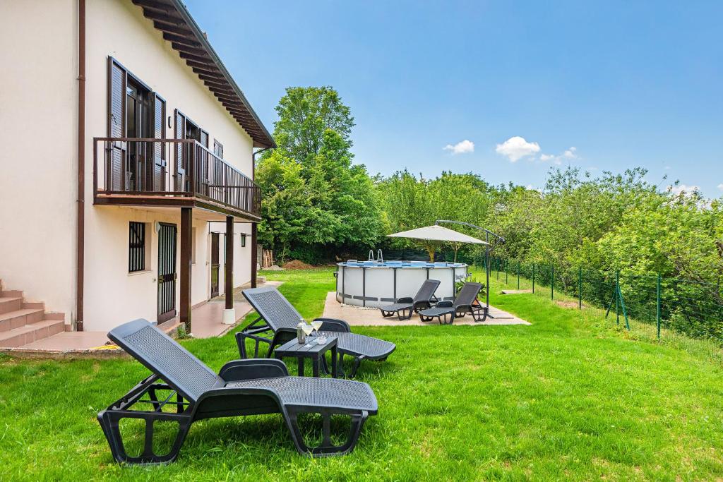podwórze z krzesłami i stołem z w obiekcie Villa Alma w mieście Soiano del Lago