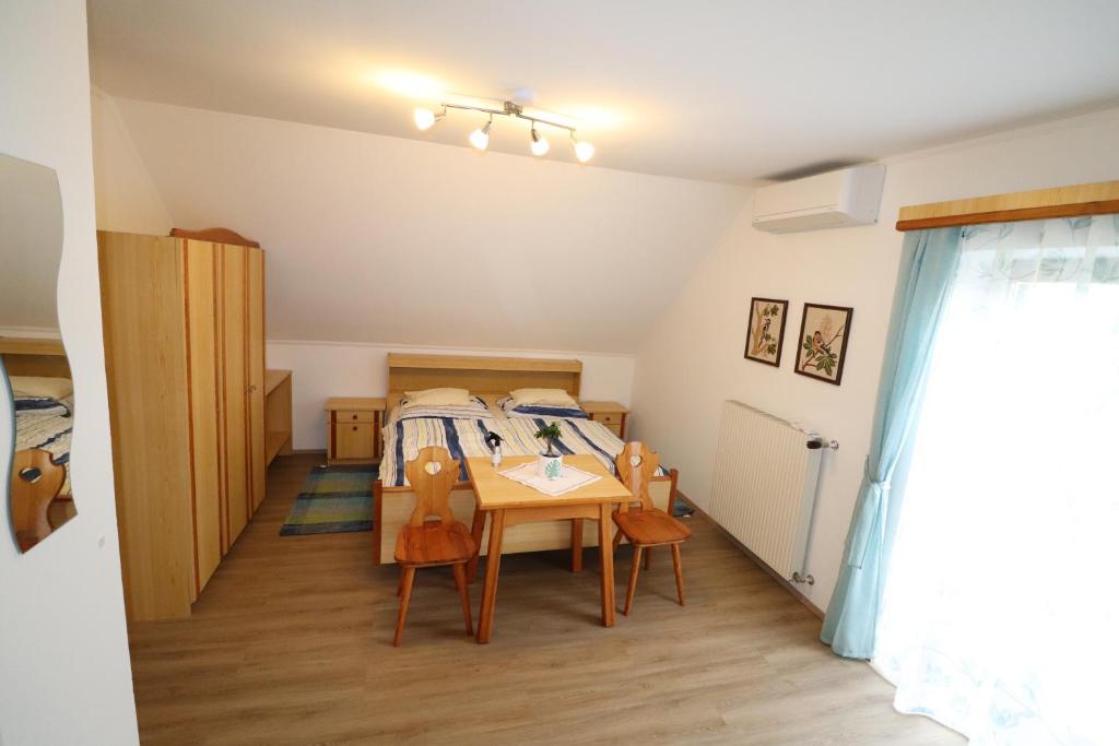 Postel nebo postele na pokoji v ubytování Gästehaus Ulbl