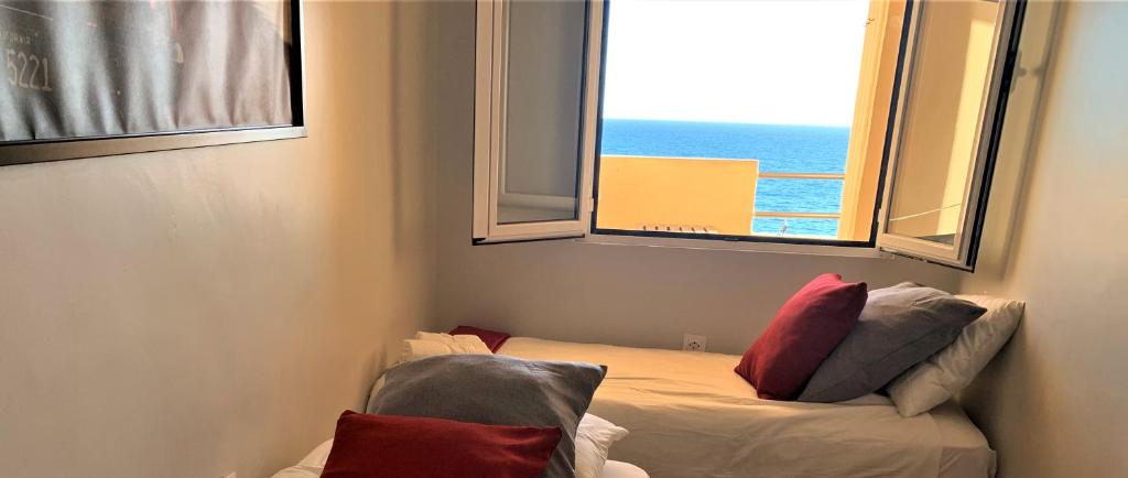 Posteľ alebo postele v izbe v ubytovaní Piso amplio frente al mar en pleno paseo marítimo.