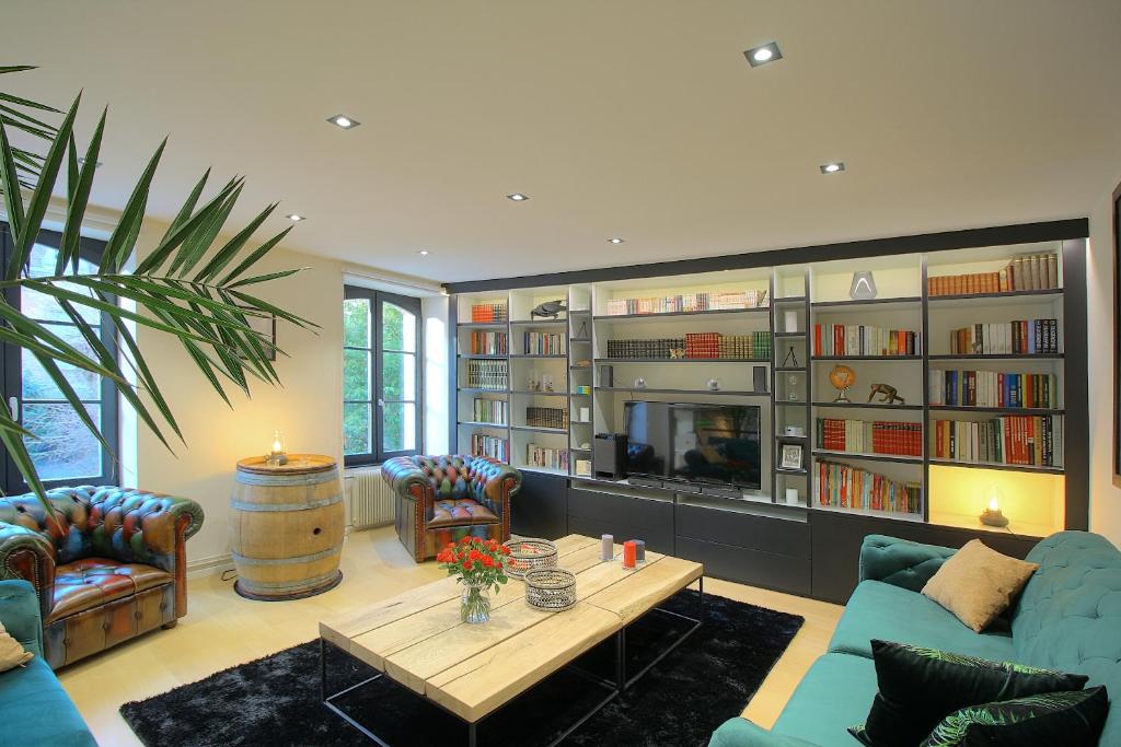 - un salon avec un canapé, une table et une cheminée dans l'établissement La Terrasse, à Dijon