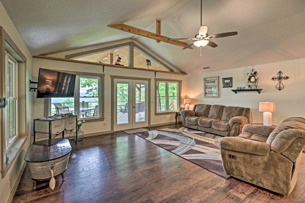 A seating area at Spacious and Elegant Mountain View Cabin with Deck!