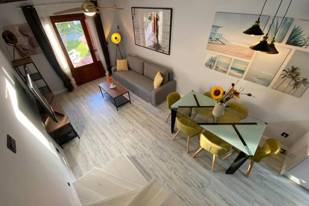 un soggiorno con tavolo e divano di Duplex a 50 metros del Mar Mediterraneo a Murcia