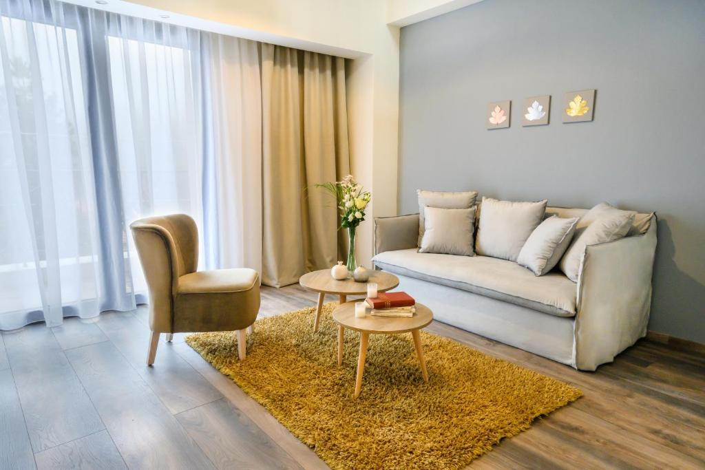 A seating area at Emerald Suites