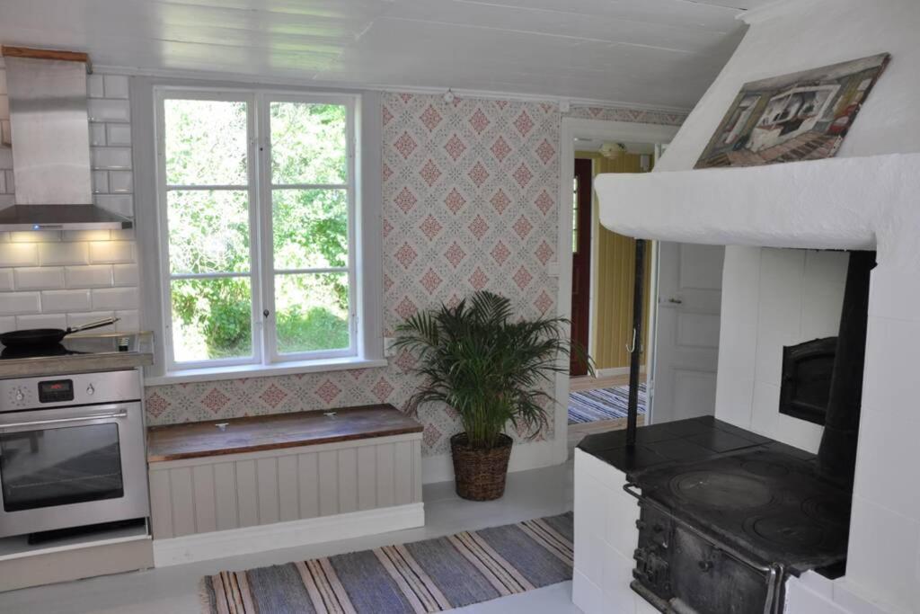 een keuken met een fornuis en een raam bij Grönhagen in Loftahammar