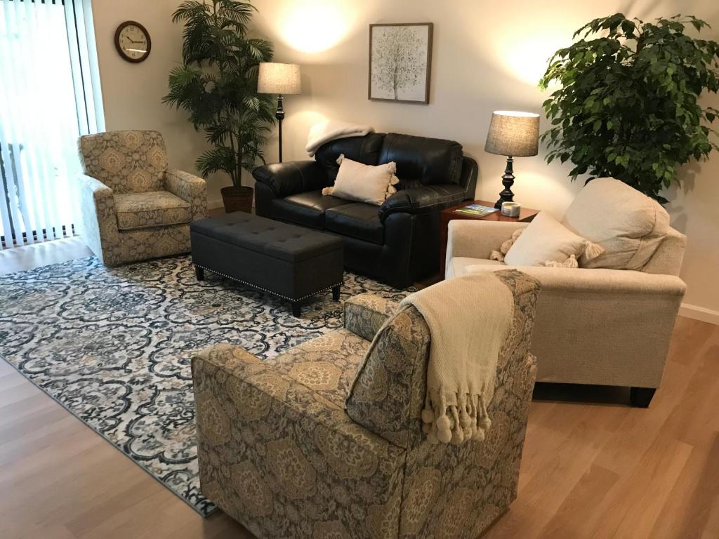 a living room with two chairs and a couch at Heart of Branson in Branson