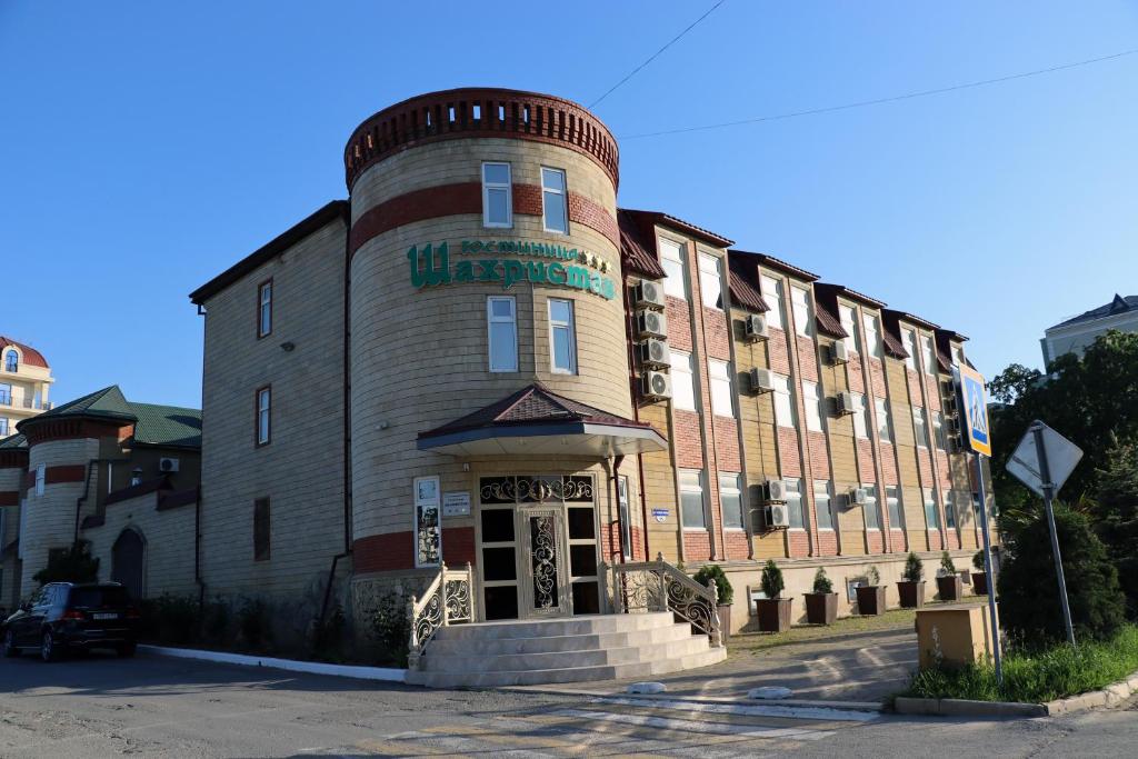 ein Gebäude mit einem Wasserturm auf der Seite in der Unterkunft Hotel Shahristan in Derbent