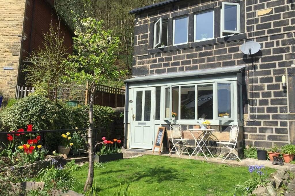 Calderside Cottage Hebden Bridge, sleeps 4