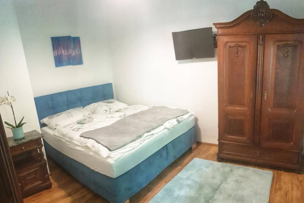 A bed or beds in a room at Alte Villa 400m2 Seegrund nur für euch - old villa with 400m2 beach just for you