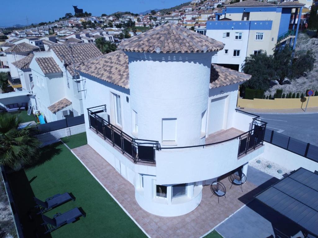 eine Luftansicht auf ein weißes Haus mit einem Balkon in der Unterkunft Villaterramarina in Finestrat