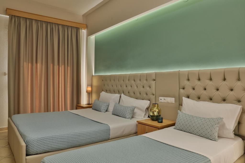 pokój hotelowy z 2 łóżkami i zagłówkiem w obiekcie Irida Apartments w mieście Leptokaria