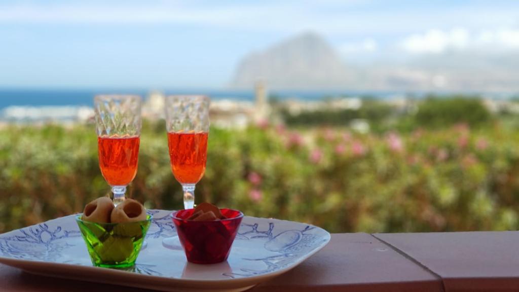 dos copas de champán sentadas en un plato en una mesa en La Pineta al Mare, en Erice