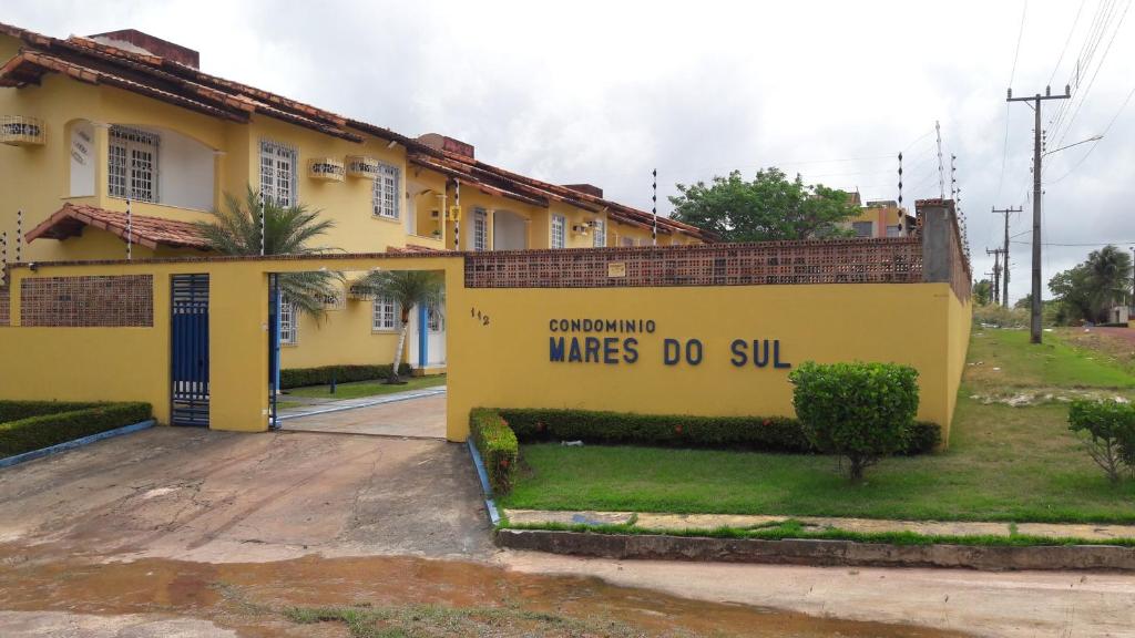 un edificio amarillo con una señal que lee algo fue do sul en Chalé Brisa do Mar com Home Office, en Salinópolis