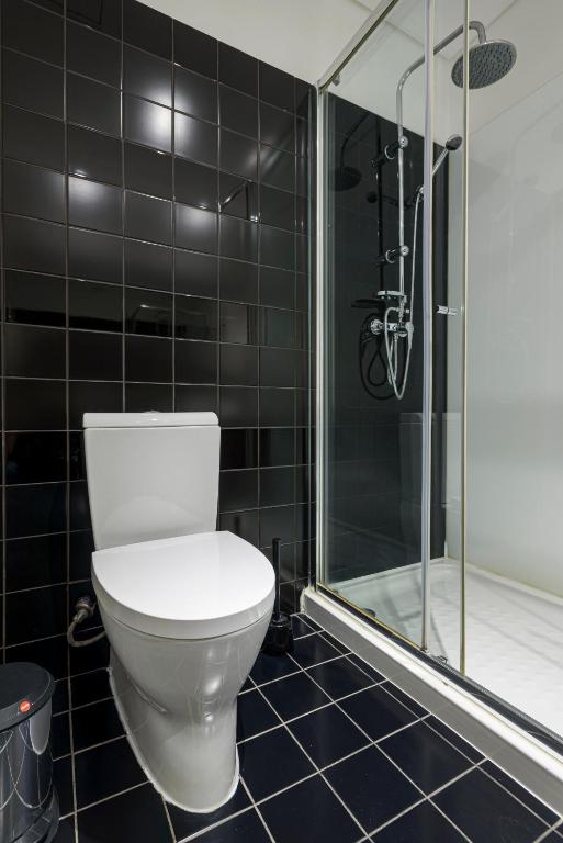 B The Guest Downtown - Resim 14