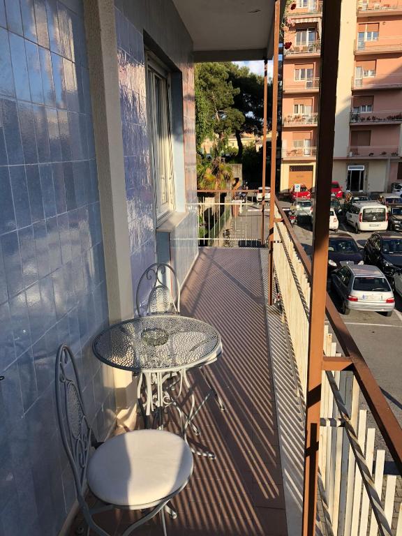 einen Balkon mit einem Tisch und Stühlen in der Unterkunft '' LA CASA DI CICI'' in Lavagna