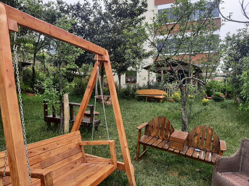 トラブゾンにあるMenekşe Apart 2の木製椅子2脚