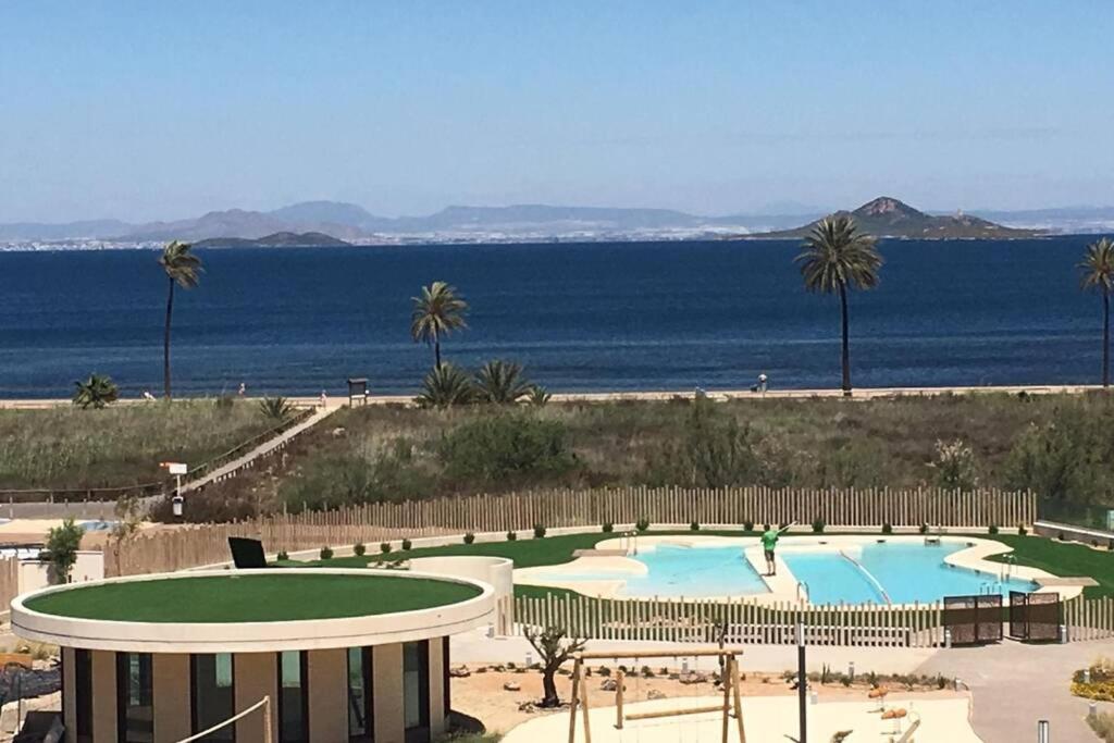 una piscina junto al océano con palmeras en 'Dreamy sunsets' - appartement met 3 slaapkamers, en Playa Honda