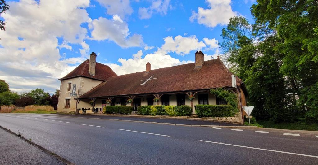 ein Haus am Straßenrand in der Unterkunft La Croix Blanche in Beaurepaire-en-Bresse