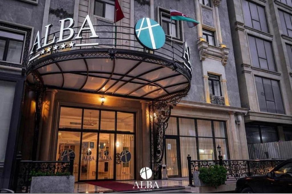 un magasin à l'avant d'un bâtiment muni d'un panneau. dans l'établissement ALBA HOTEL & SPA, à Baku