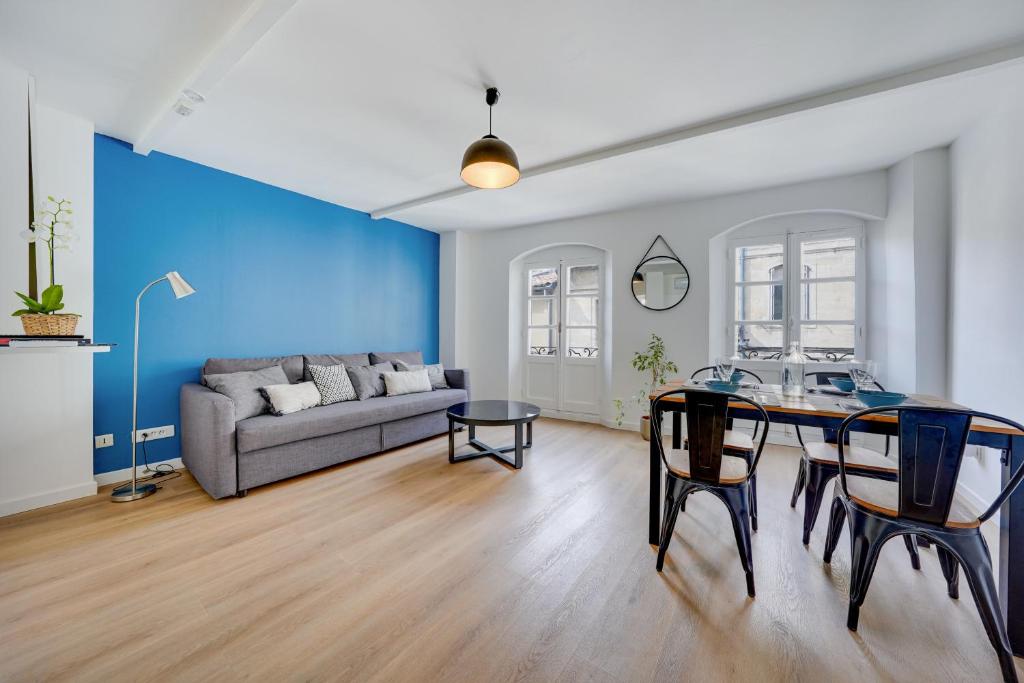 un salon avec une table et un canapé dans l'établissement Central Avignon Netflix Nespresso Wifi Appart Hôtel Avignon, à Avignon
