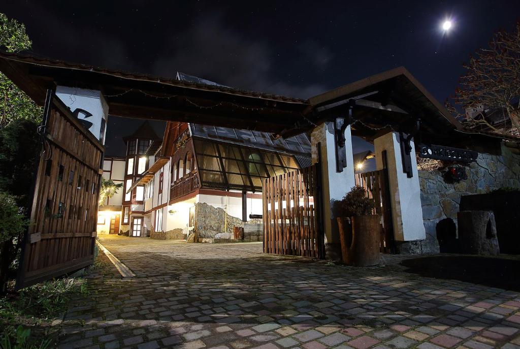een gebouw met een poort 's nachts met de maan bij АНАСОЛЬ in Slavske