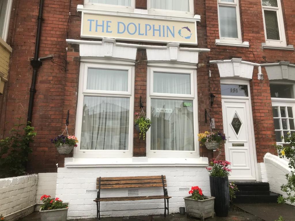 un edificio con un banco delante de él en Dolphin Guesthouse, en Scarborough