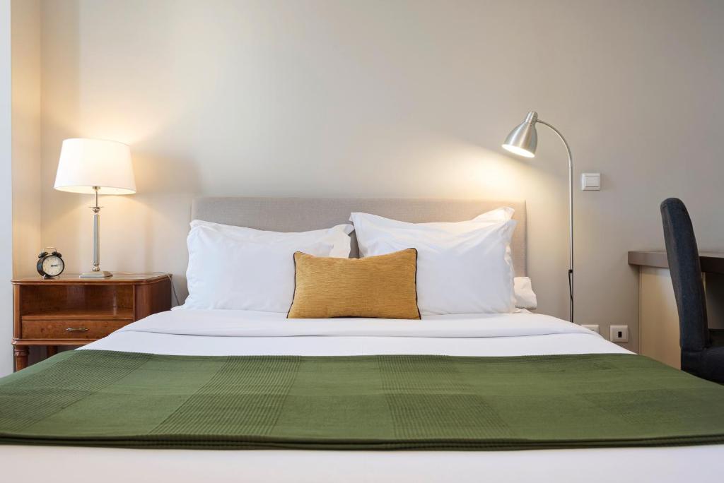 B The Guest Downtown - 2