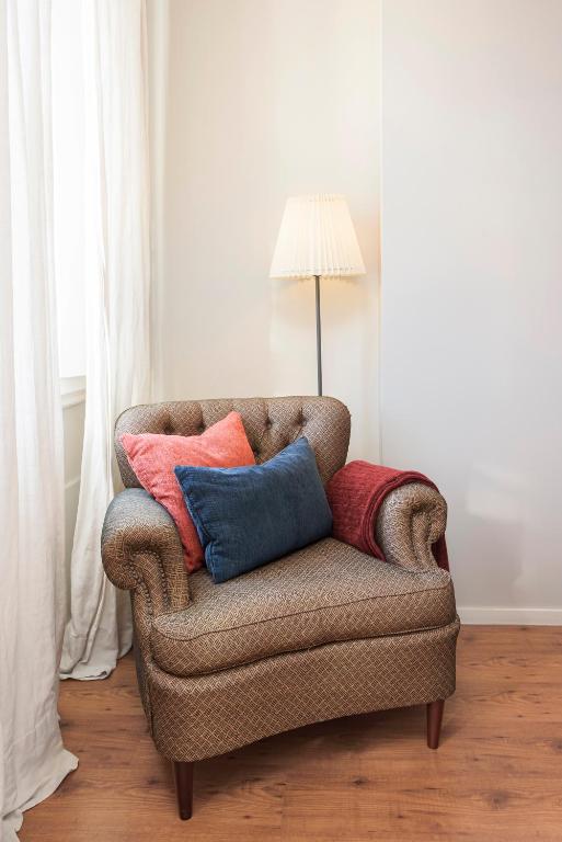 B The Guest Downtown - 5