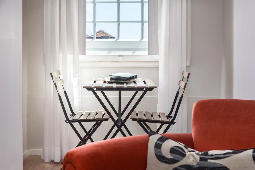 B The Guest Downtown - Resim 23