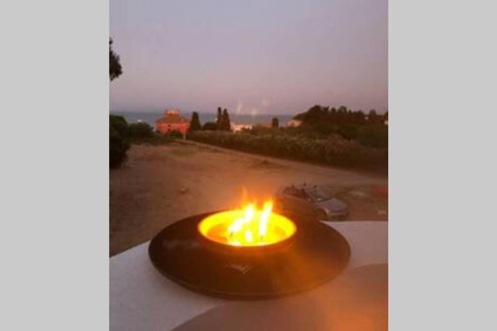 eine Kerze auf einem Tisch in der Unterkunft Luxury & Charme fronte mare Sardinia House 5 in Carloforte